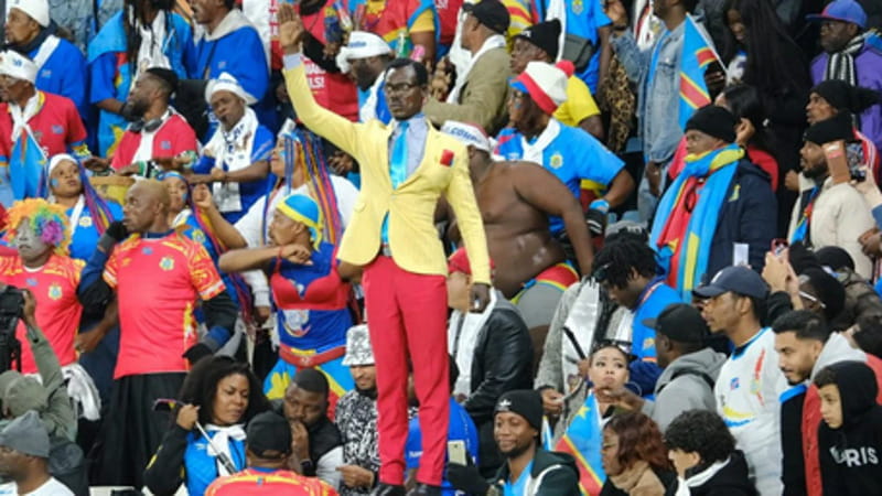 Coppa d’Africa, diventa celebre il tifoso che resta immobile per 90 minuti: perché lo fa Coppa d’Africa, diventa celebre il tifoso che resta immobile per 90 minuti: perché lo fa 1