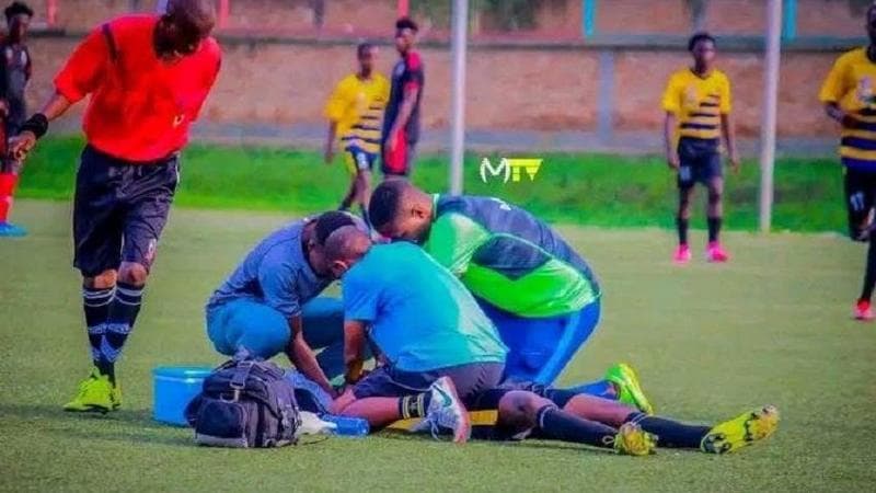 Giocatore ingoia amuleto vudù e muore in campo: tragedia in Burundi Giocatore ingoia amuleto vudù e muore in campo: tragedia in Burundi 1