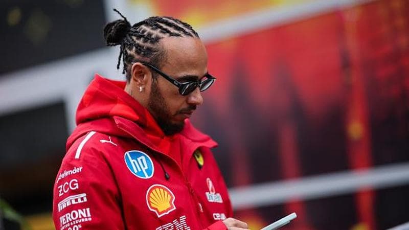Hamilton e l’anno nero in Ferrari: “Ora stacco, non parlo più e butto il telefono nel cestino” Hamilton e l’anno nero in Ferrari: “Ora stacco, non parlo più e butto il telefono nel cestino” 1