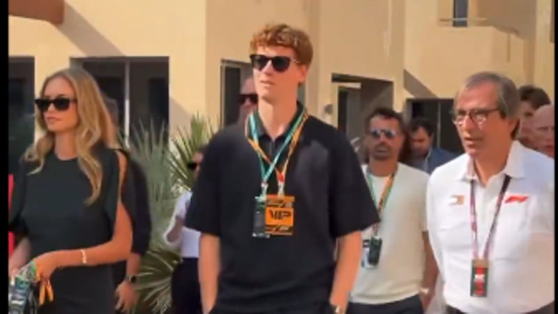 Jannik Sinner ad Abu Dhabi per l’ultimo gp di F1: giro di pista con Antonelli e foto con Ronaldinho Jannik Sinner ad Abu Dhabi per l’ultimo gp di F1: giro di pista con Antonelli e foto con Ronaldinho 1
