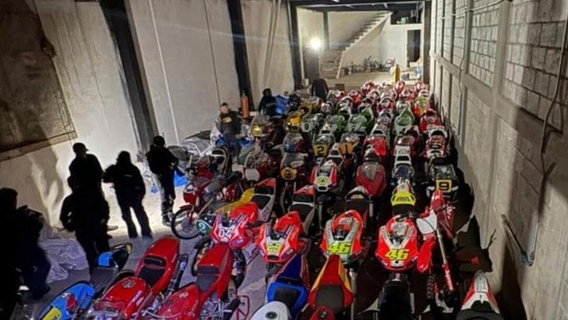 L'Fbi scopre moto di Marquez e Valentino Rossi nel garage dell’ex campione ricercato Ryan Wedding L'Fbi scopre moto di Marquez e Valentino Rossi nel garage dell’ex campione ricercato Ryan Wedding 1