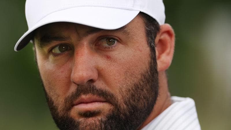 Scheffler arrestato dopo una lite con un poliziotto: il numero uno del golf mondiale ha rischiato di saltare il Pga Championship Scheffler arrestato dopo una lite con un poliziotto: il numero uno del golf mondiale ha rischiato di saltare il Pga Championship 1