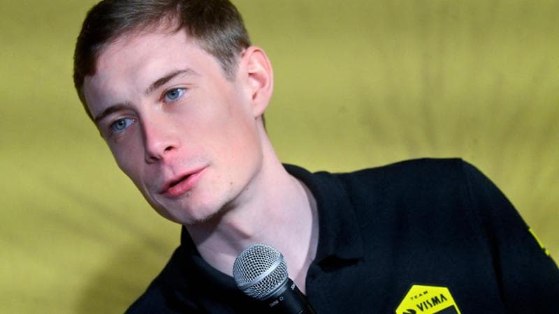 Vingegaard si infortuna durante un allenamento mentre cerca di distaccare un ciclista amatoriale e perde la calma. Vingegaard si infortuna durante un allenamento mentre cerca di distaccare un ciclista amatoriale e perde la calma. 1