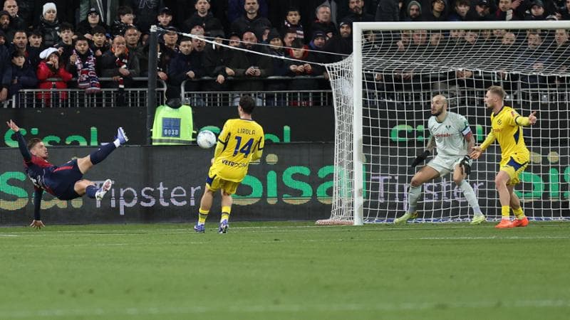 Cagliari dominante: vittoria per 4-0 contro il Verona grazie a un’acrobazia di Kilicsoy. Cagliari dominante: vittoria per 4-0 contro il Verona grazie a un’acrobazia di Kilicsoy. 1