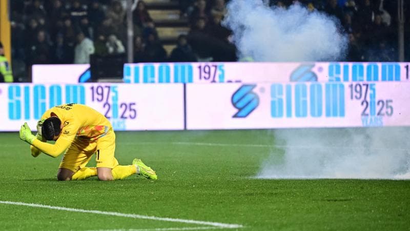 Fumogeno lanciato contro Audero a Cremona, divieto di trasferta per i sostenitori dell'Inter fino al 23 marzo. Fumogeno lanciato contro Audero a Cremona, divieto di trasferta per i sostenitori dell'Inter fino al 23 marzo. 1