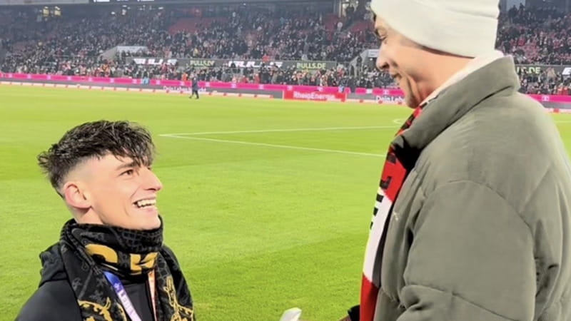 L'arbitro tedesco, nel corso dell'incontro del Colonia, propone matrimonio al suo compagno sul campo di gioco. L'arbitro tedesco, nel corso dell'incontro del Colonia, propone matrimonio al suo compagno sul campo di gioco. 1
