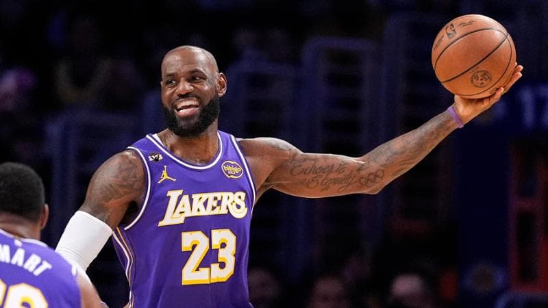LeBron James stabilisce un nuovo primato in NBA, diventando il giocatore più maturo a registrare una tripla doppia. LeBron James stabilisce un nuovo primato in NBA, diventando il giocatore più maturo a registrare una tripla doppia. 1
