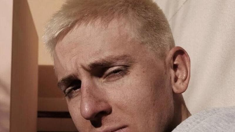 Pogacar, nuova acconciatura: ha scelto il biondo in omaggio a Eminem. 1