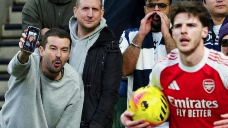 Un sostenitore offende Declan Rice, mostrandogli un'immagine della moglie e definendola poco attraente. 1