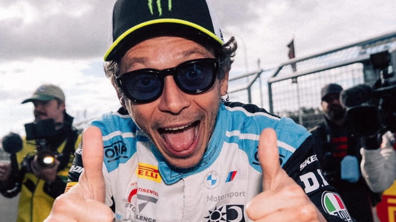 Valentino Rossi potrebbe essere coinvolto in un incidente con un canguro durante una competizione in Australia. Mies danneggia il veicolo. 1
