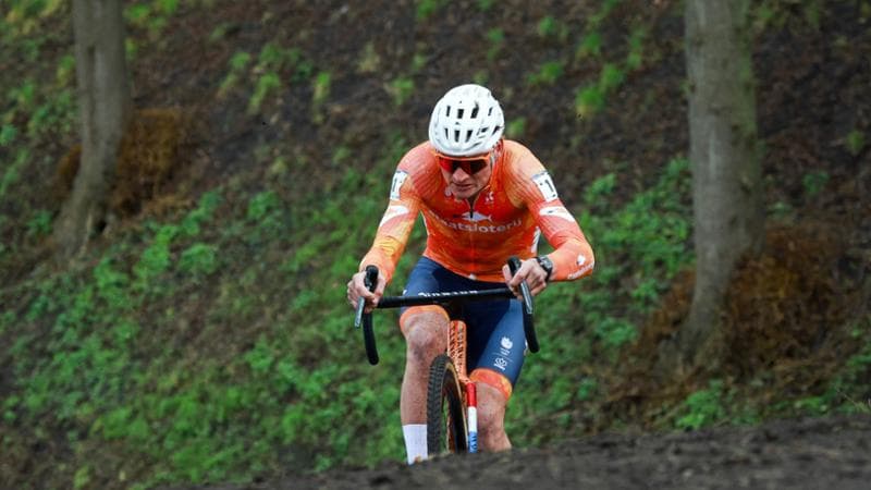 Van der Poel entra nella leggenda: conquista l'ottavo titolo mondiale nel ciclocross, stabilendo un nuovo record. Sorpassato Eric De Vlaeminck. 1