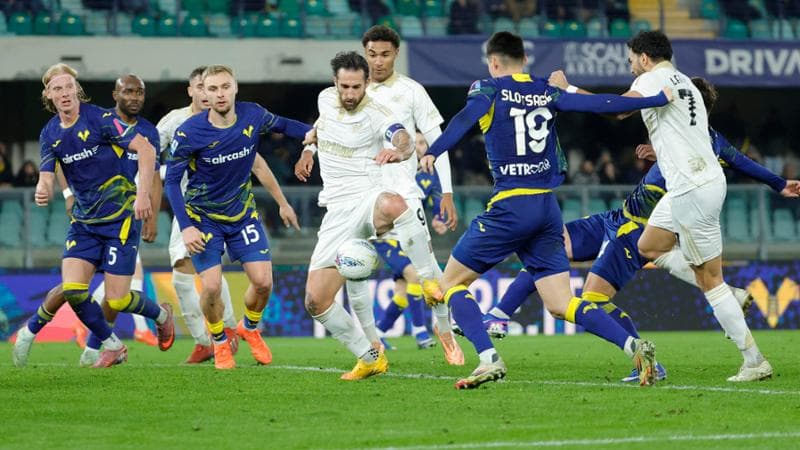 Verona-Pisa termina 0-0, gialloblù e nerazzurri continuano a occupare l'ultima posizione in classifica. Verona-Pisa termina 0-0, gialloblù e nerazzurri continuano a occupare l'ultima posizione in classifica. 1