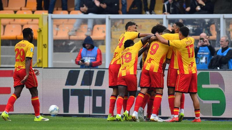 Lecce ottiene un importante risultato per la salvezza grazie a Pierotti e Stulic. La Cremonese perde 2-1 e protesta contro le decisioni arbitrali. 1