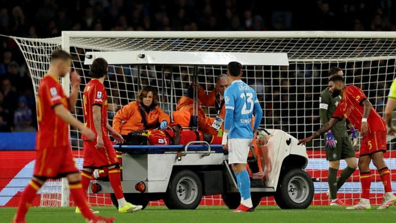Malore per Banda del Lecce durante la partita contro il Napoli. 1