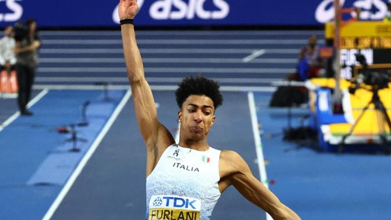 Mattia Furlani conquista la medaglia d'argento nel salto in lungo ai Campionati Mondiali di atletica indoor, con una misura di 8,39 metri al quinto tentativo. 2