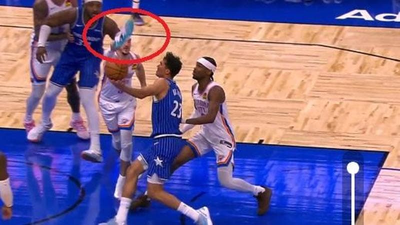 NBA, inedito: Caruso prova a stoppare con la scarpa nella mano 1