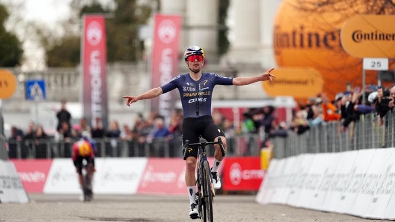 Pidcock trionfa nella Milano-Torino, la competizione ciclistica più storica al mondo. Pellizzari si piazza al quarto posto. 1