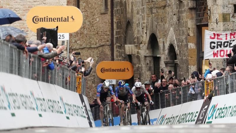 Tirreno-Adriatico, Van der Poel brilla sotto la pioggia e sui percorsi sterrati. Del Toro in testa, Pellizzari presente. 1