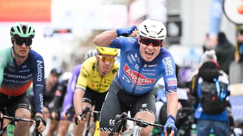 Van der Poel e Van Aert in fuga, ma la vittoria alla Gand-Wevelgem è di Philipsen. 2