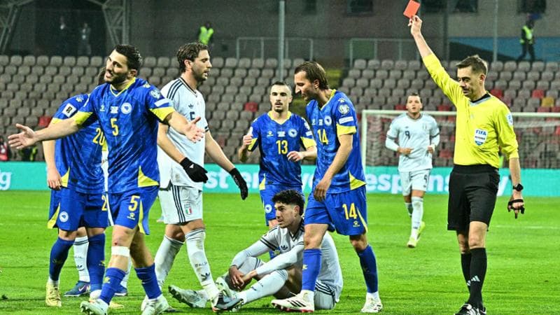 Bastoni allontanato dal campo e Memic festeggia: il momento difficile del difensore della Nazionale. 1