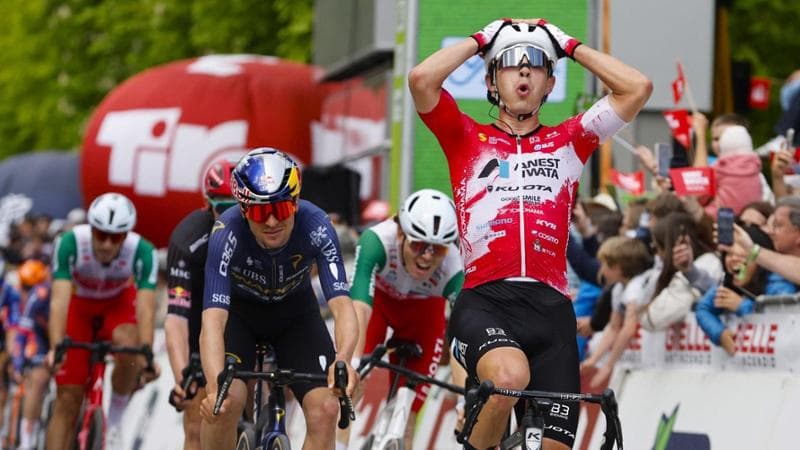Dati trionfa al Tour of the Alps: Ukyo Katayama, ex pilota di F1 e attuale manager della squadra, celebra la vittoria. 1