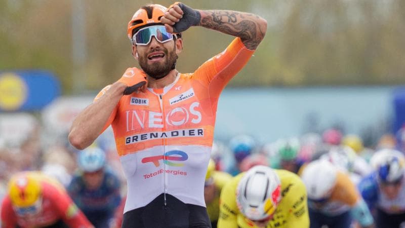 Ganna trionfa nella Dwars door Vlaanderen battendo Van Aert: è la sua prima vittoria sul pavé. 2