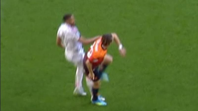 Juve-Genoa, Bremer rimuove la scarpa a Colombo, ma per gli arbitri la rete del brasiliano è valida. 1