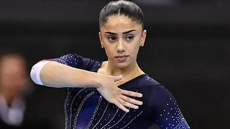 La ginnasta Laroui cambia nazionalità dalla Francia all'Algeria: ondata di critiche sui social. "Messaggi agghiaccianti" 1