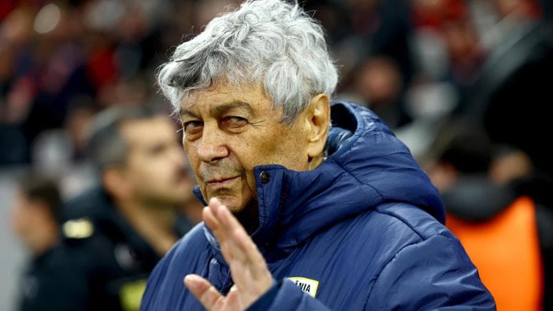 Lucescu non ricopre più il ruolo di commissario tecnico della Romania. Ha lasciato l'ospedale per partecipare all'ultima partita. 1