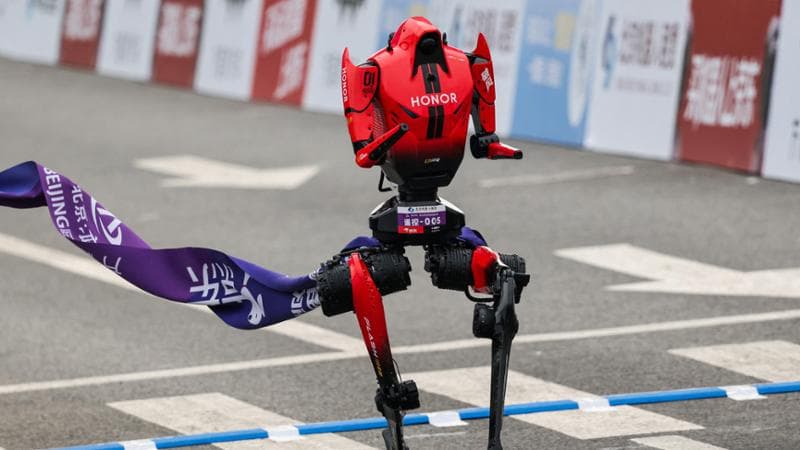 Un robot umanoide supera l'essere umano, a Pechino stabilito il nuovo record mondiale nella mezza maratona. 1