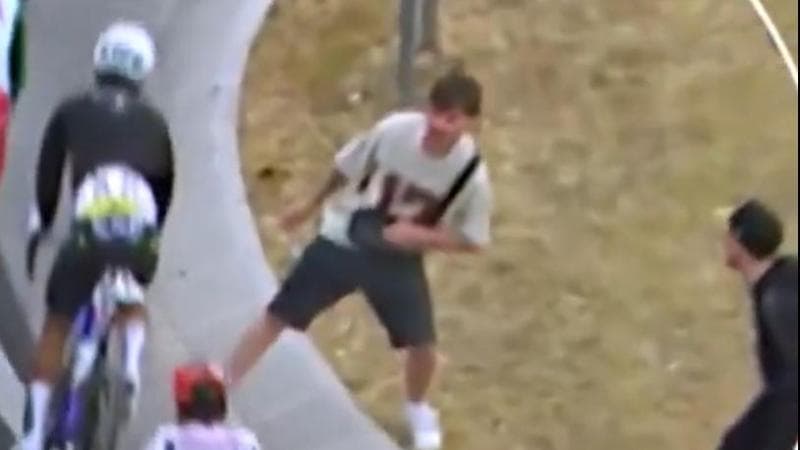 Due giovani denunciati per tentativo di far cadere i ciclisti durante il Giro. 1