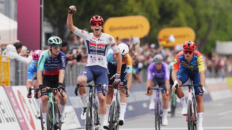 Giro, Magnier trionfa nella prima tappa in Bulgaria e conquista la maglia rosa dopo una caduta di massa. Milan quarto. 1