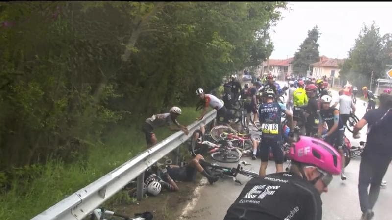 Grave incidente al Giro: a 22 km dal traguardo coinvolti 30 ciclisti, corsa sospesa. 1