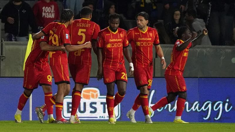 Il Lecce si impone 2-1 a Pisa, con i toscani che retrocedono matematicamente in Serie B. Scende in cadetteria anche il Verona. 1
