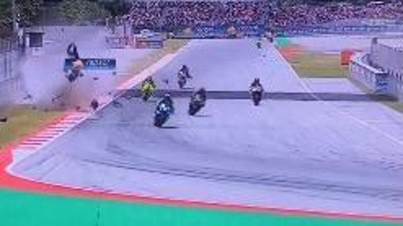 Motomondiale, collisione tra Alex Marquez e Johann Zarco durante il Gran Premio di Catalogna. 1