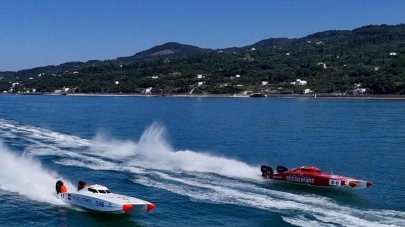A Rodi Garganico, la squadra Foresti & Suardi si aggiudica la prima manche del Campionato del Mondo di offshore. 1