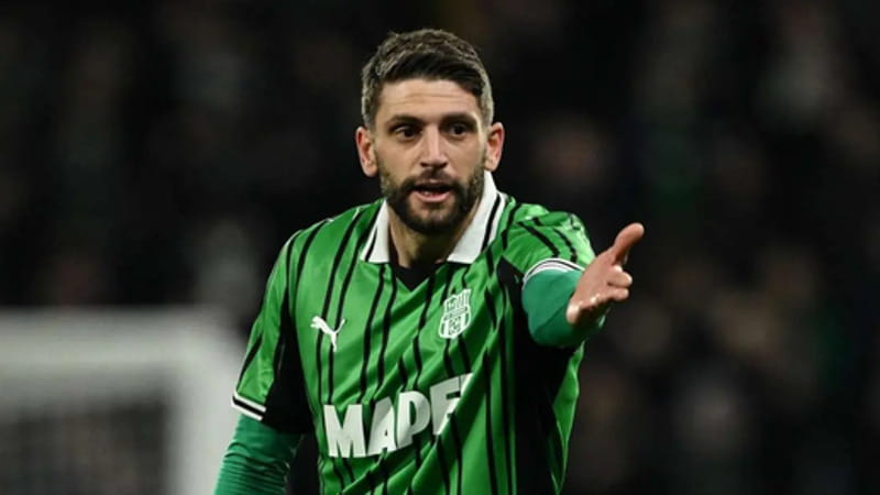 Ciclista caduto e ferito, nessuno interviene: solo Domenico Berardi offre assistenza. 1