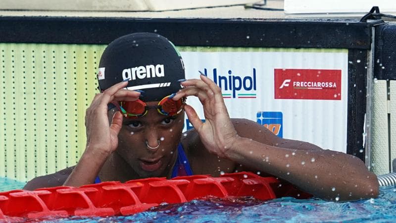 Curtis stabilisce il nuovo record italiano nei 100 metri stile libero durante la competizione mondiale di Steenbergen. 1