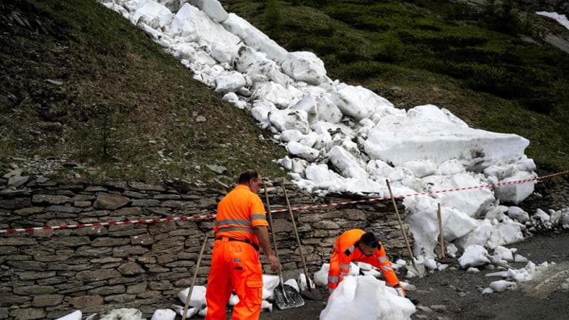 Disagi al Giro femminile, una lastra di ghiaccio ostacola il transito sul Colle delle Finestre. 1