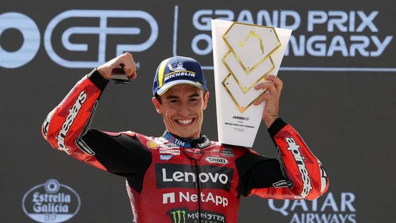 MotoGp, Marc Marquez conquista la vittoria numero 100 in Ungheria. Bagnaia si piazza al terzo posto, mentre Bezzecchi è costretto al ritiro. 1