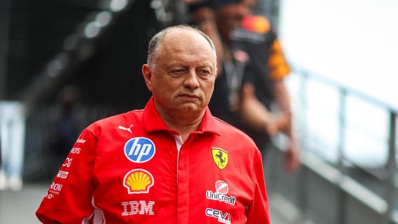 Vasseur rientra al muretto della Ferrari dopo un ricovero in ospedale per esami. 1