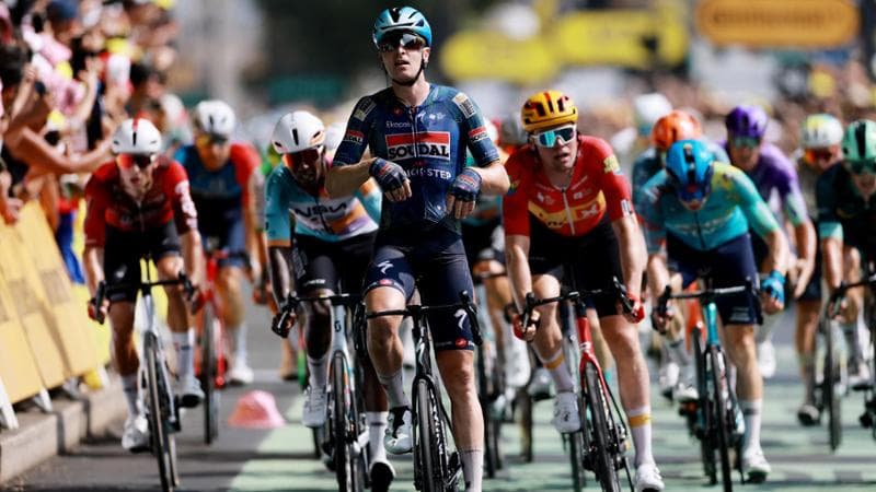 A Bordeaux, il belga Merlier conquista la vittoria, mentre Pogacar mantiene senza difficoltà la maglia gialla. 1