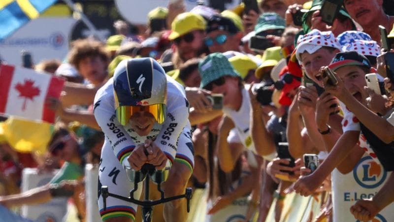 Evenepoel si impone nella cronometro, ma il suo vantaggio su Pogacar è di soli 28 secondi. Cattaneo chiude al sesto posto, mentre Ganna delude con l'undicesima posizione. 1