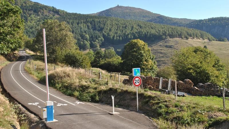 Il Tour esplora il temuto Col du Haag, considerata la ciclabile più impegnativa al mondo: presenta una pendenza del 16%. 1