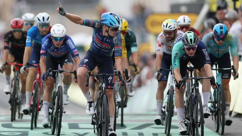 Merlier conquista il terzo successo al Tour a Chalon sur Saône. Incidente di gruppo nel finale, Pogacar mantiene la maglia gialla. 1