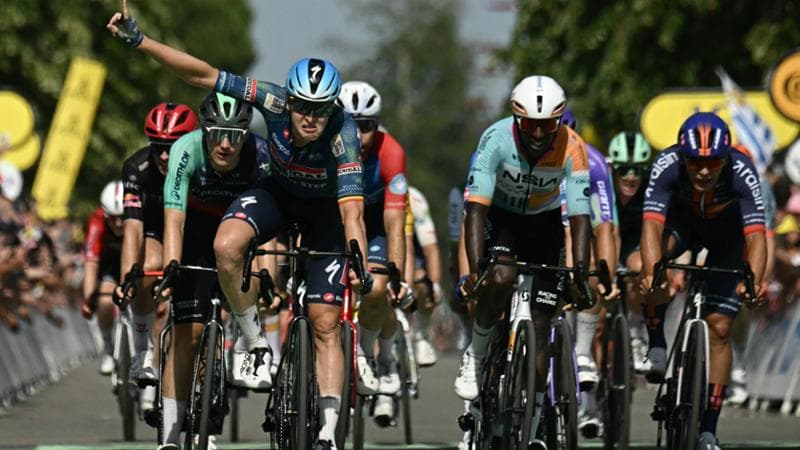 Merlier conquista nuovamente a Bergerac, mentre Pogacar indossa la maglia gialla. Domani tappa ridotta di 30 km a causa del caldo. 1