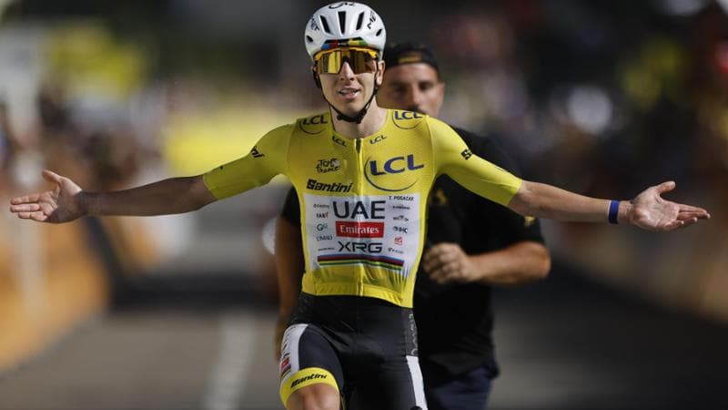 Pogacar si impone sull'Alpe d'Huez e supera il primato di Pantani 1