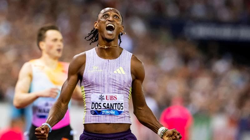 Alison Dos Santos stabilisce il nuovo record mondiale nei 400 ostacoli con il tempo di 45”80, superando Warholm. 1