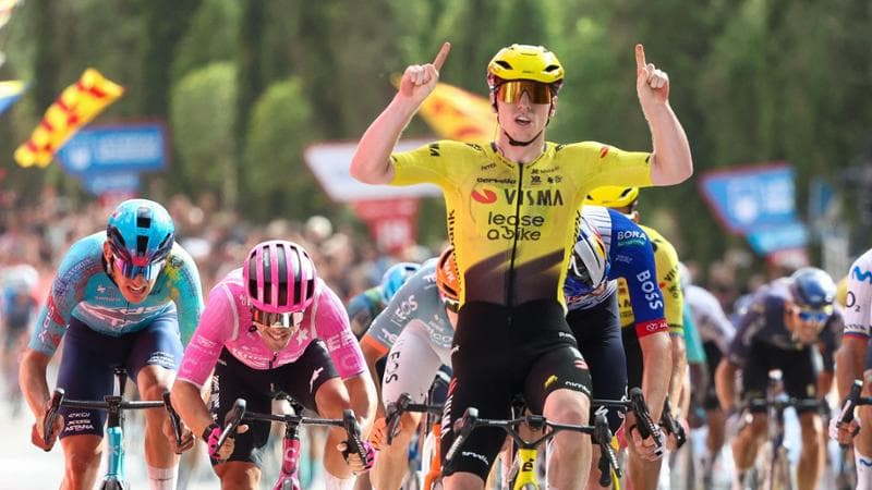 Brennan si impone nuovamente alla Vuelta, trionfando a Roquetes. Pogacar mantiene il controllo in maglia rossa. 1
