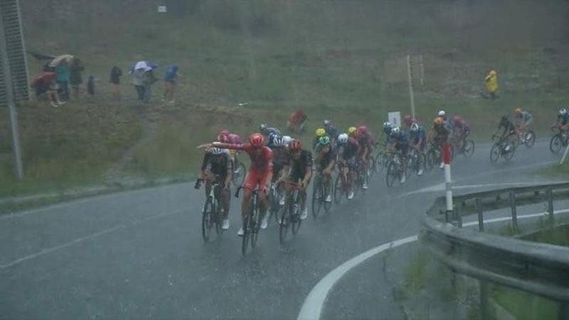 Disastro alla Vuelta: grandine delle dimensioni di pietre, corsa cancellata a 15 km dal traguardo. 1